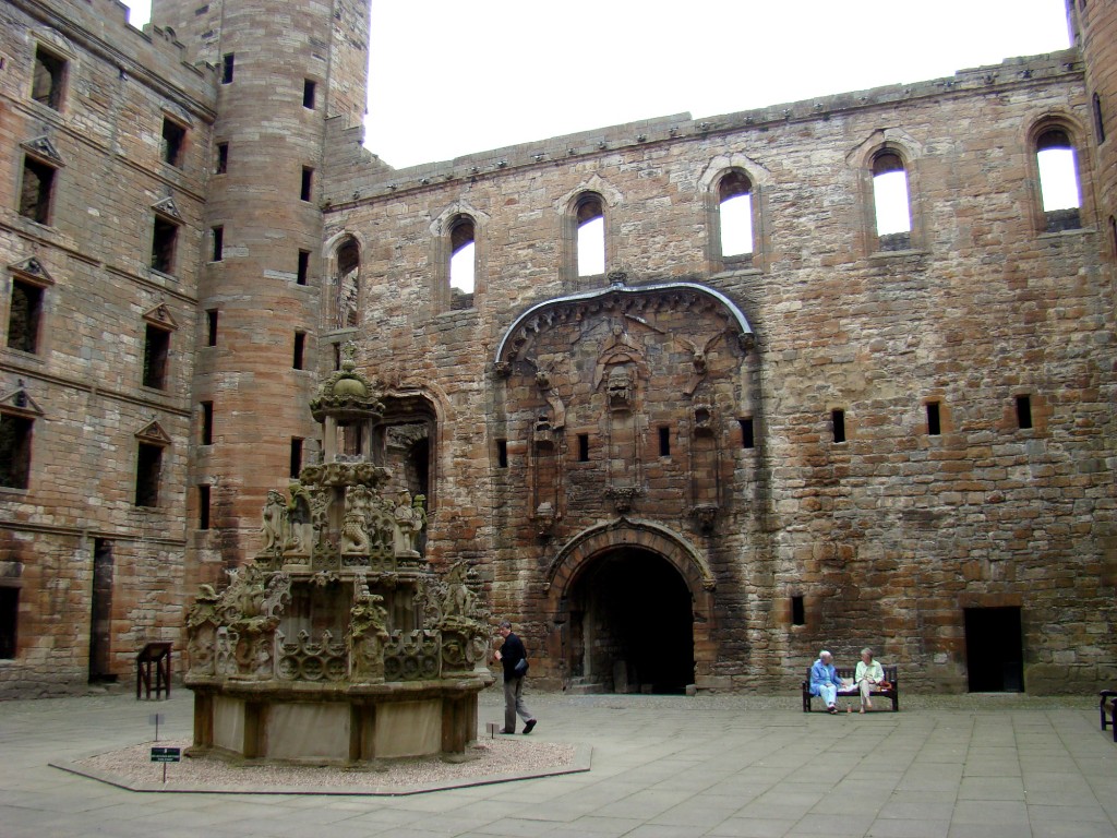 Linlithgow Palace courtyard / Melody Moser