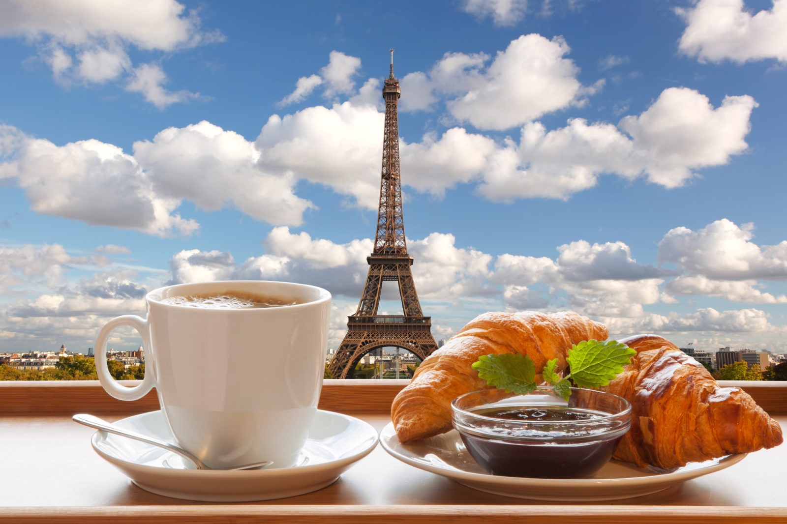 Coffee with croissants against Eiffel Tower in Paris, France / © samot