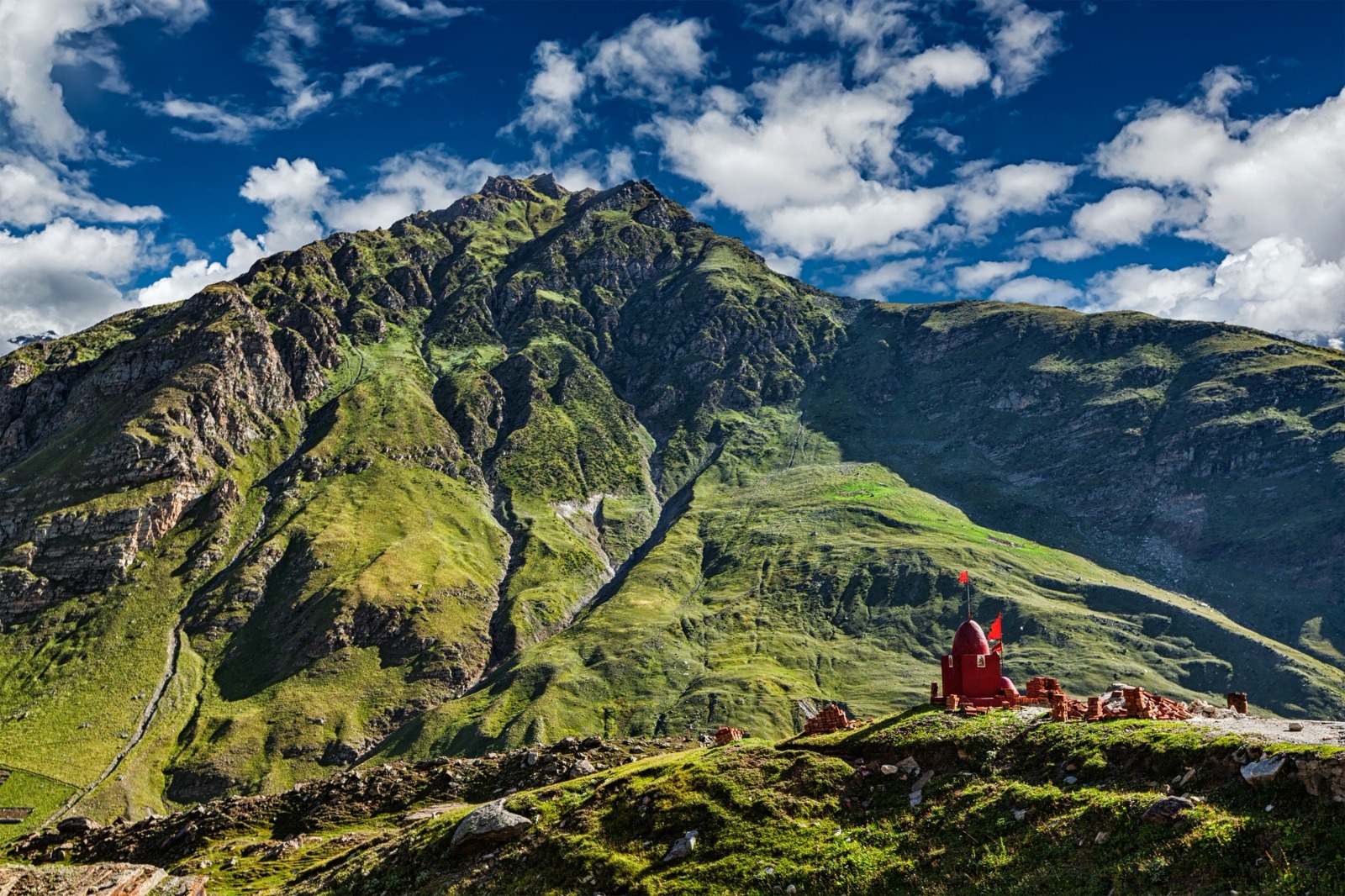 Small Hindu shrine in Himalayas, India Image: DmitryRukhlenko