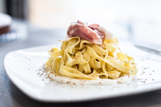 Pasta and prosciutto - Italy's authentic cuisine / Pixabay.com