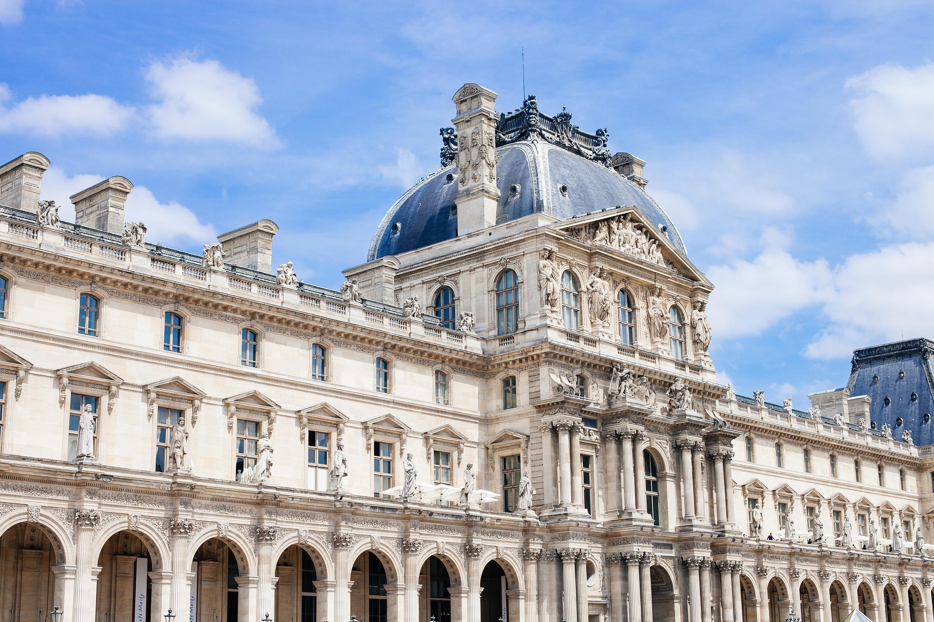 louvre-828904_1920by-Free-Photos-Pixabay-1