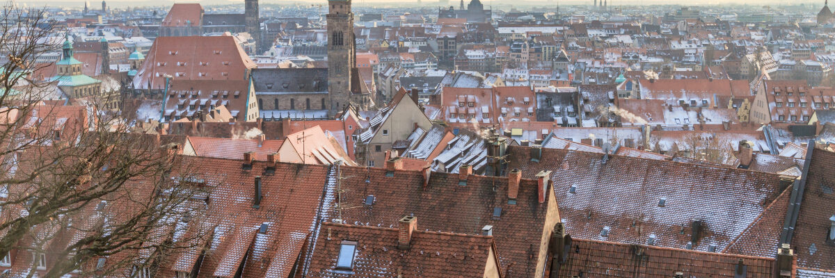 Snow-dusted buildings in Nuremberg during the holidays. Image by Bertl123