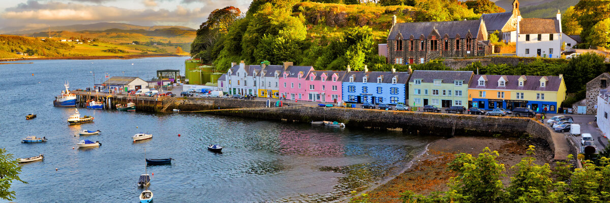 Pastel colored houses of Portree, Isle of Skye bu zhuzhu
